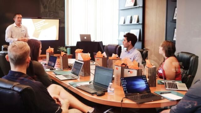 IA pode dificultar o primeiro emprego antes de provocar grandes ondas de demissões