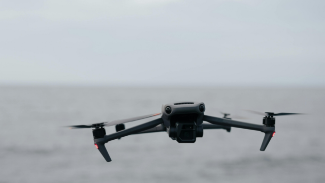 Marinha dos EUA testa drone que pousa sozinho em navios em movimento, mesmo sem sinal de GPS 3 Marinha dos EUA testa drone que pousa sozinho em navios em movimento, mesmo sem sinal de GPS
