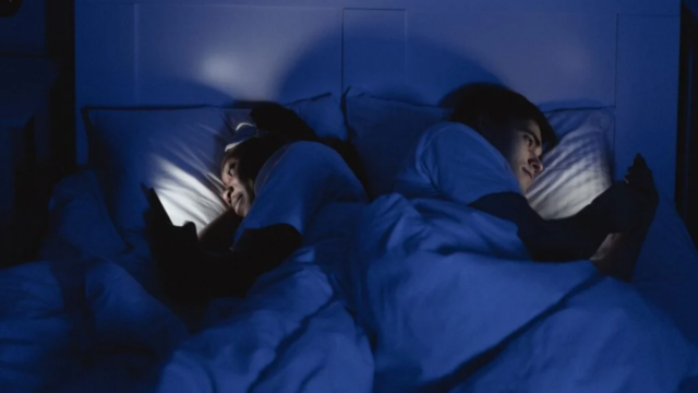 Celular antes de dormir pode atrapalhar o sono — e a luz azul é só parte da discussão